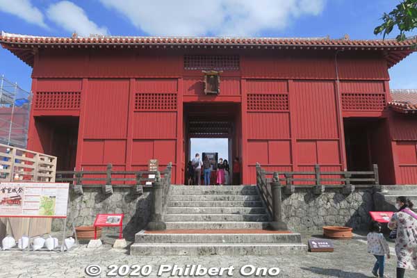 Hoshinmon Gate is the entrance to the paid area of Shuri Castle. Need to have a ticket to pass through here. 奉神門（ほうしんもん）
Keywords: okinawa naha shuri shurijo castle gusuku