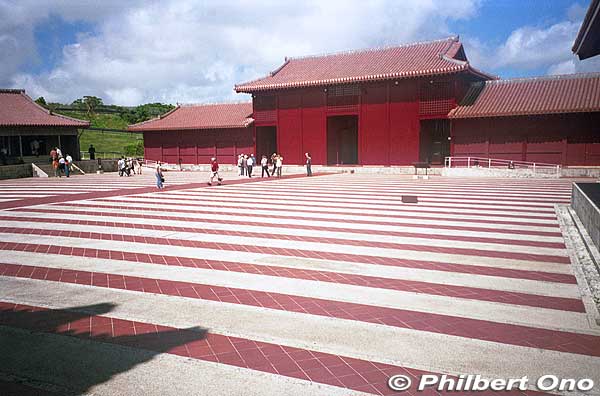 Hoshinmon Gate and the Una as seen from the Seiden.
This red-and-white plaza is the castle's trademark, the Una courtyard where official ceremonies were held. The red path in the middle was where the King would walk to the main hall.
Keywords: okinawa naha shuri castle gusuku japancastle