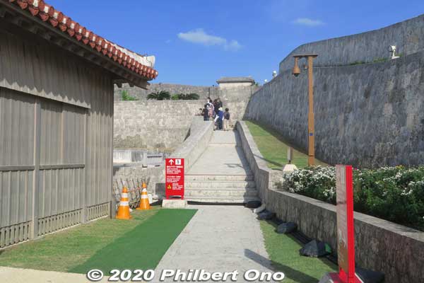 Path to Agari-no Azana lookout point.
Keywords: okinawa naha shuri shurijo castle gusuku