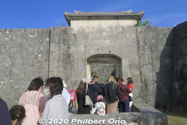 Hakuginmon Gate (restored) to the sacred Shinbyoden. 白銀門（はくぎんもん）
Keywords: okinawa naha shuri shurijo castle gusuku