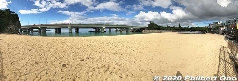 Naminoue Beach in central Naha is convenient for a quick swim or sunbathing. 波の上ビーチ
Keywords: okinawa naha naminoue beach