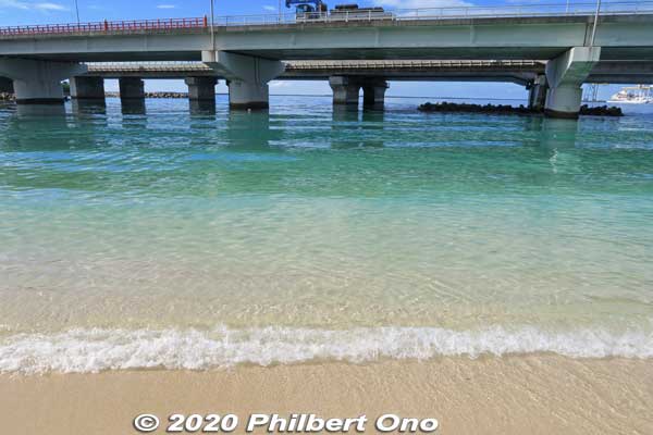 Although this big bridge is right in front, most people don't seem to mind it.
Keywords: okinawa naha naminoue beach