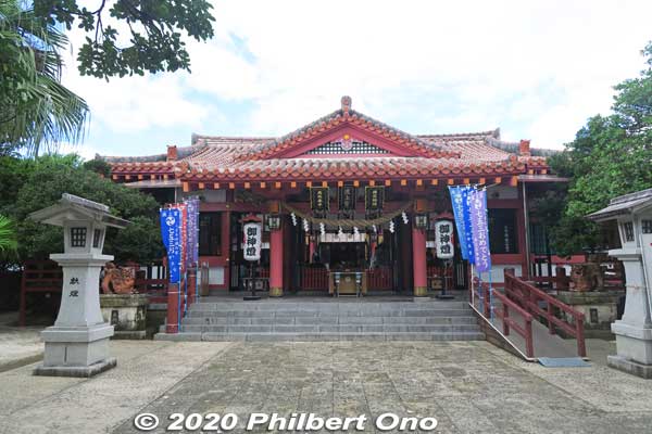 Naminoue Shrine's main hall. 波上宮 
Keywords: okinawa naha Naminoue Shrine