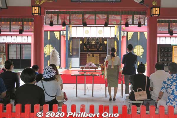 Inside Naminoue Shrine's Haiden, a ceremony taking place.
Keywords: okinawa naha Naminoue Shrine