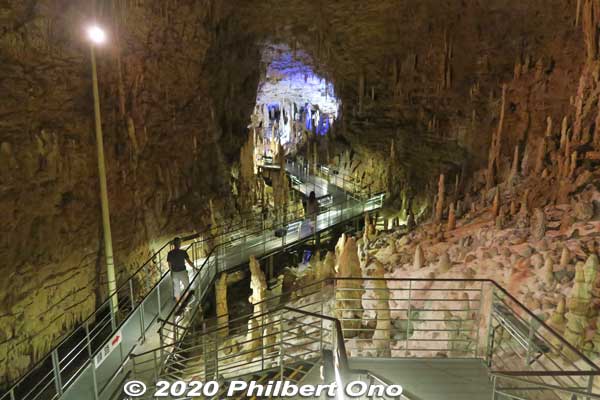 The main attraction of Okinawa World is Gyokusendo (玉泉洞), one of the largest limestone caverns in Japan. It's cooler in here (21˚C), so it's great in summer.
This section is called Toyo Ichido. 東洋一洞
Keywords: okinawa nanjo world gyokusendo cave cavern