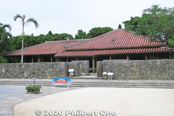 Okinawa World also has an architectural park called "Kingdom Village" with a few traditional Okinawan homes which were moved here. This is the grandest home, called the Uezu Residence 上州家
Keywords: okinawa nanjo world homes japanhouse