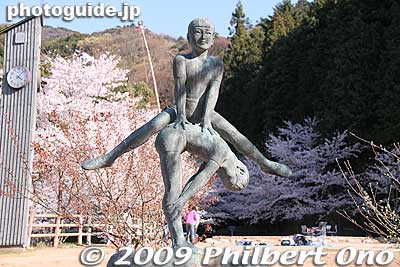 Sculpture in Wanpaku Okoku, Hannan, Osaka.
Keywords: osaka hannan yamanaka-dani cherry blossoms sakura japansculpture