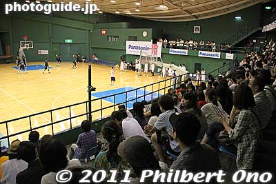 Only a small crowd of a few hundred attended.
Keywords: osaka hirakata hawaii university basketball game panasonic trians arena 