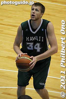 Douglas Kurtz goes for a free throw.
Keywords: osaka hirakata hawaii university of basketball game panasonic trians arena 