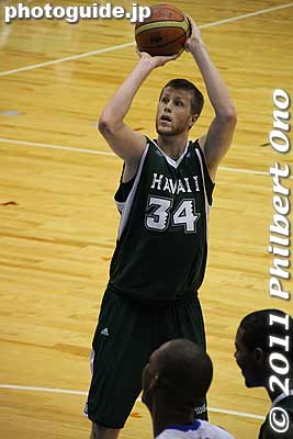 Douglas Kurtz goes for a free throw.
Keywords: osaka hirakata hawaii university of basketball game panasonic trians arena 