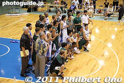 Group photo. Too bad they didn't face the crowd.
Keywords: osaka hirakata hawaii university of basketball game panasonic trians arena 