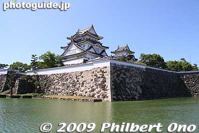 The main castle tower is surrounded by a moat which in turn is ringed by a park with cherry trees.
Keywords: osaka kishiwada castle