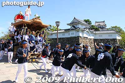 The Kishiwada Danjiri Matsuri Festival in Sept. has the danjiri floats pass by Kishiwada Castle.
Keywords: osaka kishiwada castle