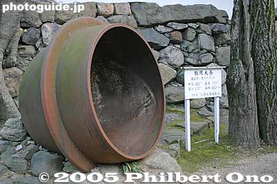 Giant pot along the way to the castle tower entrance.
Keywords: osaka kishiwada castle