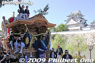 The Kishiwada Danjiri Matsuri Festival in Sept. has the danjiri floats pass by Kishiwada Castle.
Keywords: osaka Kishiwada Castle