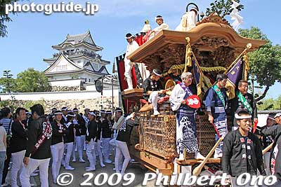 The danjiri floats pass by the castle on their way to a shrine to be blessed.
Keywords: osaka Kishiwada Castle