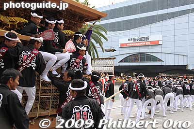 They stop for a while, then run and turn left or right. The procession route is quite long, and you can follow it on the map they give out. Most spectators gather at several key points along the route.
Keywords: osaka kishiwada danjiri matsuri festival floats 