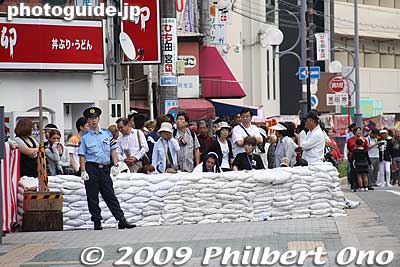 Sand bags protect the street corners from any collisions by the floats.
Keywords: osaka kishiwada danjiri matsuri festival floats 