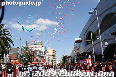One float released balloons.
Keywords: osaka kishiwada danjiri matsuri festival floats 