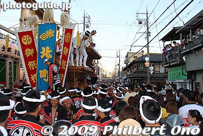 From 5 pm to 7 pm, there is a break during which the danjiri floats mount paper lanterns for the night parade.
Keywords: osaka kishiwada danjiri matsuri festival floats