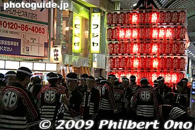 This float has the lanterns lit to form the kanji character for "kita" (北) in reference to the float's neighborhood (Kita-machi).
Keywords: osaka kishiwada danjiri matsuri festival floats