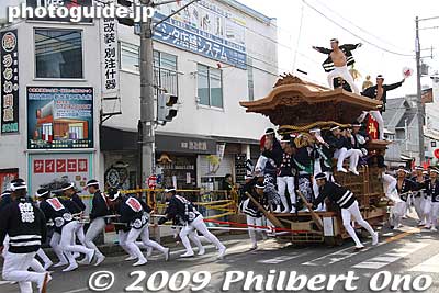 On Sunday morning (Sept. 20, 2009), as I was walking toward Kishiwada Station, I saw this danjiri coming up and making a turn.
Keywords: osaka kishiwada danjiri matsuri festival floats