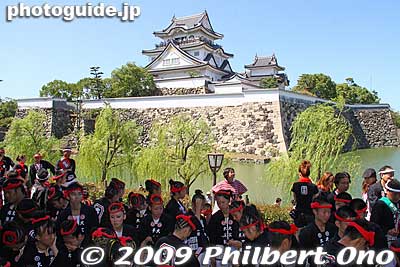 Kishiwada Castle and danjiri float pullers
Keywords: osaka kishiwada danjiri matsuri festival floats