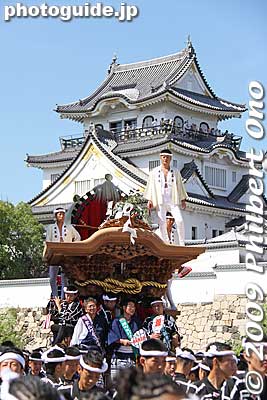 They are waiting their turn to reach the shrine.
Keywords: osaka kishiwada danjiri matsuri festival floats