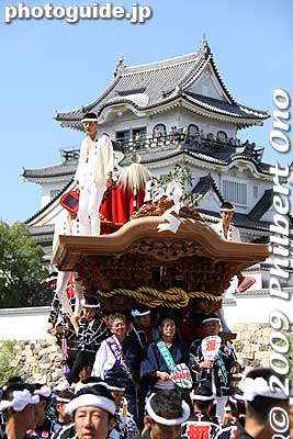 Kishiwada Castle and danjiri float.
Keywords: osaka kishiwada danjiri matsuri festival floats