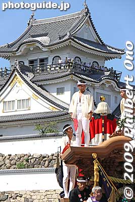Kishiwada Castle and danjiri float.
Keywords: osaka kishiwada danjiri matsuri festival floats