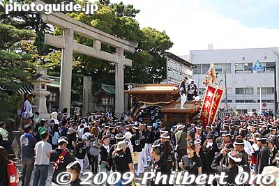 Danjiri float being blessed in front of Kishiki Shrine, near Kishiwada Castle. 岸城神社
Keywords: osaka kishiwada danjiri matsuri festival floats
