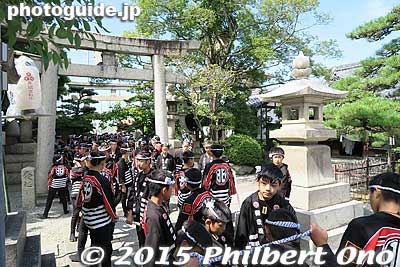 The float pullers enter the shrine grounds for a short prayer.
Keywords: osaka kishiwada danjiri matsuri festival floats