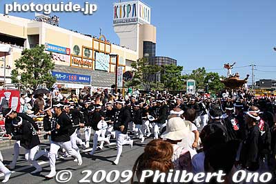 After Haruki Station, I walked over to this road in front of a large shopping mall. This was another good spot to see the danjiri pass by.
Keywords: osaka kishiwada danjiri matsuri festival floats 