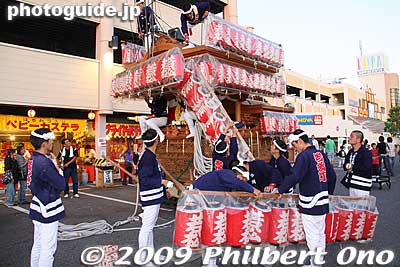 The parade ended at 5 pm. They then mounted paper lanterns on the floats for the night parade. Same as the night before. But I left Kishiwada before 7 pm when the night parade started.
Keywords: osaka kishiwada danjiri matsuri festival floats 