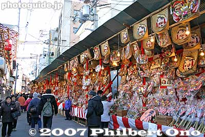 Path near the shrine is filled with street stalls selling Ebisu decorations and charms.
Keywords: osaka naniwa-ku imamiya ebisu shrine festival