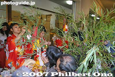 Shrine maidens happily sell and attach lucky decorations on the branches.
Keywords: osaka naniwa-ku imamiya ebisu shrine festival matsuri