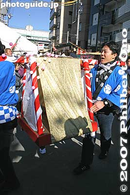Good Luck Palanquin procession on Jan. 10. They are entering the shrine's East Gate. 宝恵駕籠
Keywords: osaka naniwa-ku imamiya ebisu shrine festival matsuri