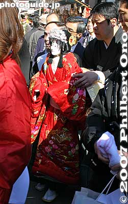 Even a bunraku puppet walks in the parade.
Keywords: osaka naniwa-ku imamiya ebisu shrine festival matsuri