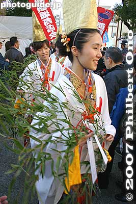Fuku-musume or Lucky Maidens
Keywords: osaka naniwa-ku imamiya ebisu shrine festival matsuri shrine maiden