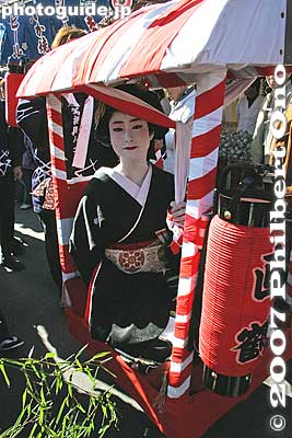 Geisha on a palanquin
Keywords: osaka naniwa-ku imamiya ebisu shrine festival matsuri kimono geisha
