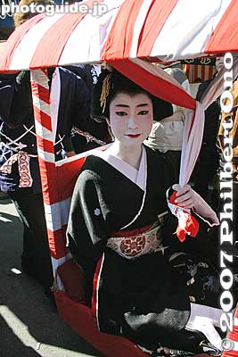 Geisha on a palanquin, Toka Ebisu, Imamiya Ebisu Shrine, Osaka
Keywords: osaka naniwa-ku imamiya ebisu shrine festival matsuri kimono japangeisha