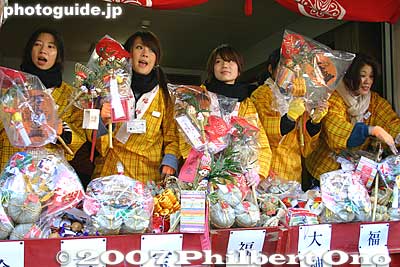 Never-ending sales pitch on Toka Ebisu Day. All these good-looking girls make you wanna buy something.
Keywords: osaka naniwa-ku imamiya ebisu shrine festival matsuri