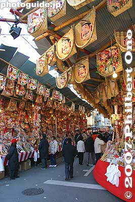 The shrine is surrounded by Ebisu street stalls.
Keywords: osaka naniwa-ku imamiya ebisu shrine festival matsuri