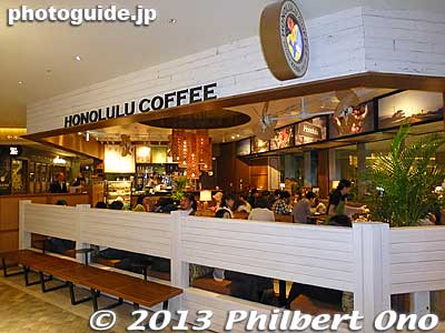 Inside Grand Front Osaka, this coffee shop from Hawaii (serving Kona coffee) with a long line of people waiting to get in. We couldn't wait and reluctantly went to Starbucks instead.
Keywords: osaka train station