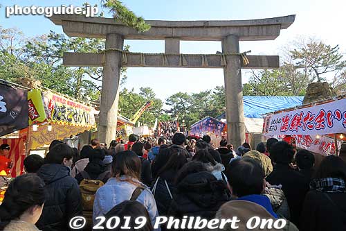 Pass through the first torii, then the taikobashi bridge.
Keywords: osaka Sumiyoshi Taisha shrine new year