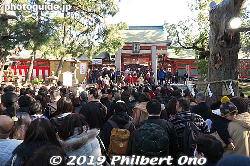 Enter the shrine through the torii and gate ahead.
Keywords: osaka Sumiyoshi Taisha shrine new year