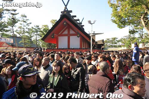 People going to Hongu No. 1 shrine (left). In the distance is the back of Hongu No. 2 shrine.
Keywords: osaka Sumiyoshi Taisha jinja shrine new year oshogatsu hatsumode matsuri01