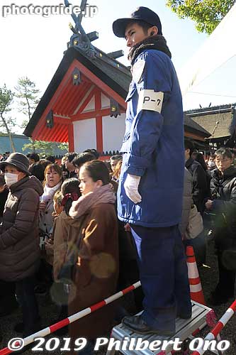 People going to Hongu No. 1 shrine. Security staff direct and watch the crowd.
Keywords: osaka Sumiyoshi Taisha jinja shrine new year oshogatsu hatsumode