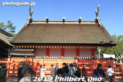 Hongu No. 2 shrine. The Sumiyoshi-zukuri architecture has decorative ridgepoles.
Keywords: osaka Sumiyoshi Taisha jinja shrine new year oshogatsu hatsumode