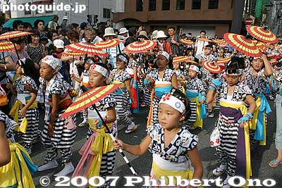 Also see the [url=http://www.youtube.com/watch?v=Kk647KVlVic]video at YouTube.[/url]
Keywords: osaka tenjin matsuri festival procession umbrella dance children